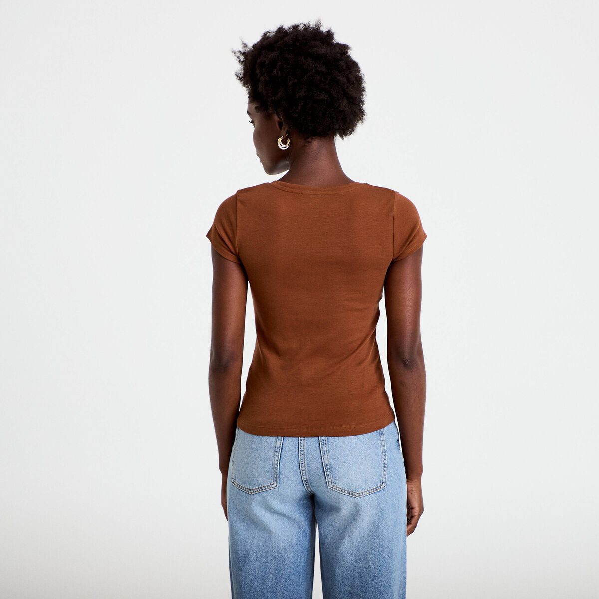 T-shirt ajusté col v manches courtes marron femme