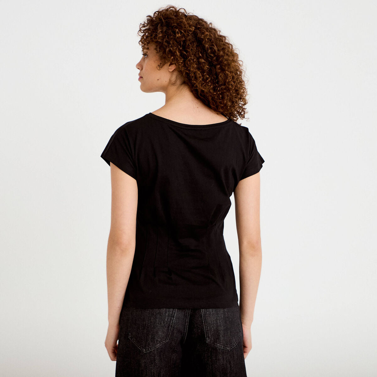 T-shirt cintré col rond manches courtes noir femme