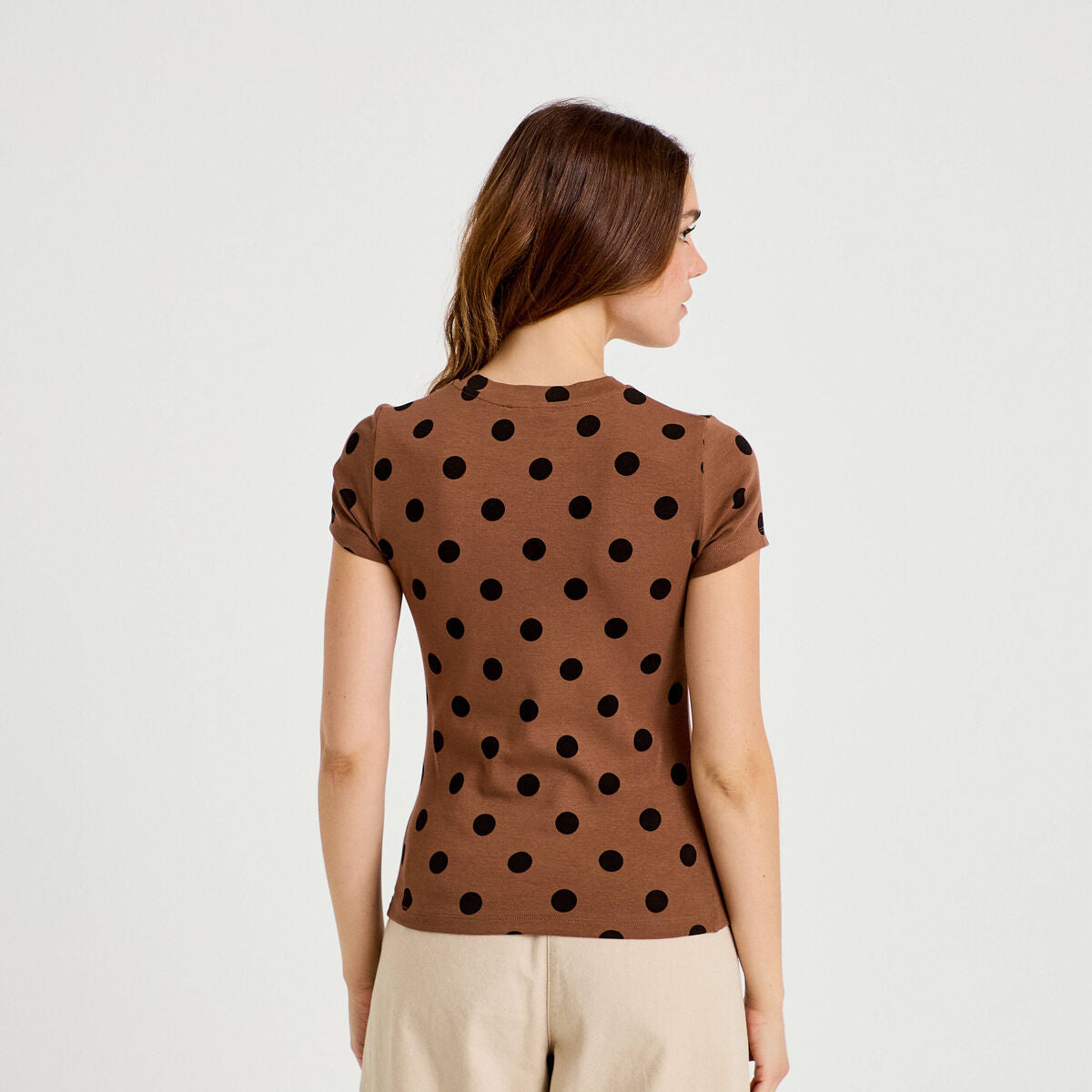 Top ajusté col rond manches courtes marron femme