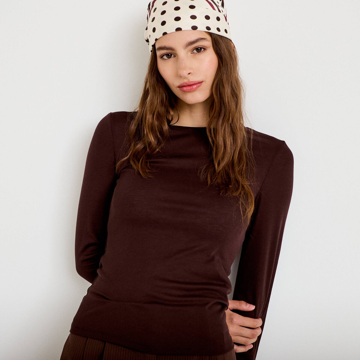 T-shirt ajusté col rond manches longues marron foncé femme