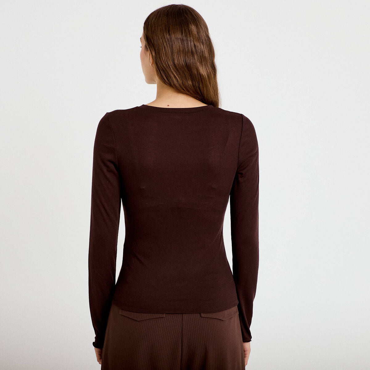 T-shirt ajusté col rond manches longues marron foncé femme