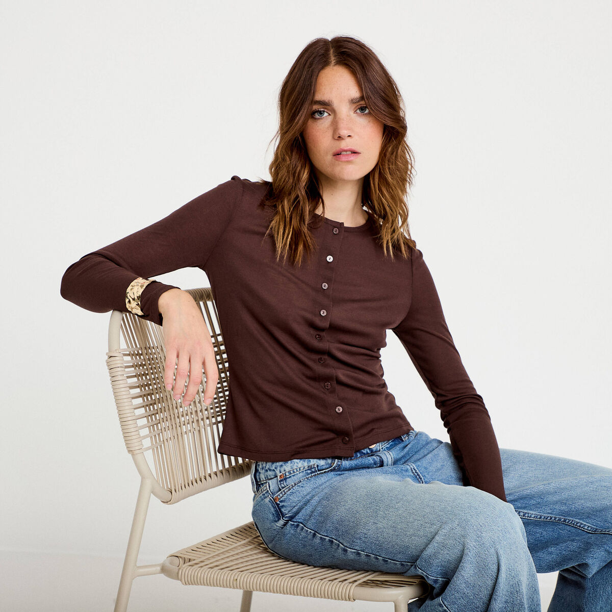 Gilet ajusté col rond manches longues marron foncé femme
