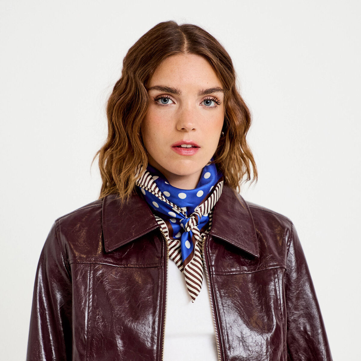 Foulard satiné soyeux bleu electrique femme